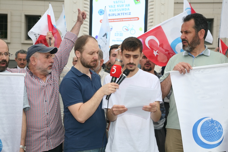AGD Bursa’da Kur’anı Kerim yakan İsveç’liyi kınadı