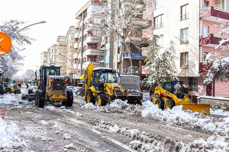 Malatya’da yağış sonrası karın izleri temizliyor