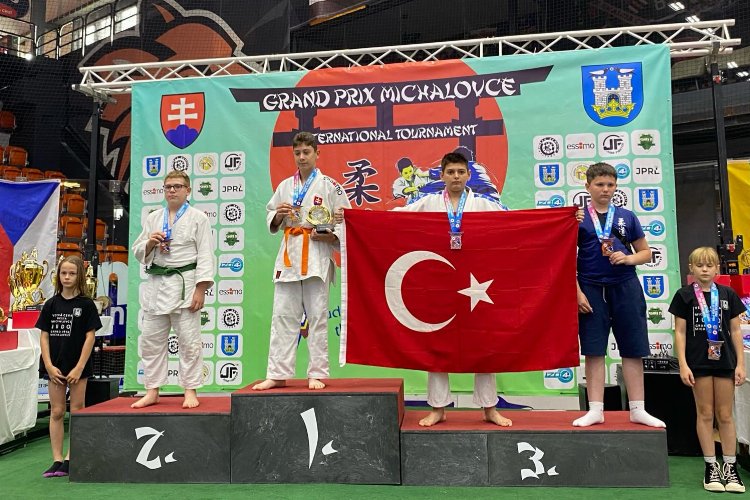 Manisalı Judocular Slovakya’da madalyaları topladı