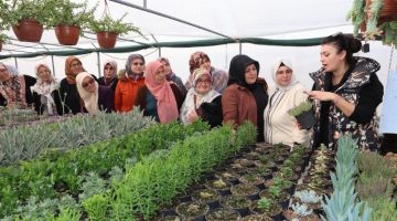 Kadın çiftçilere süs eğitimi
