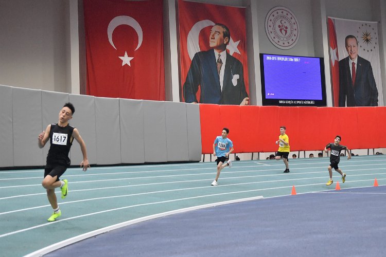 Bursa’da Osmangazi Atletizm Salonu’nda gençlik rüzgarı