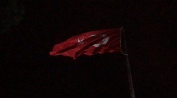 Manisa Akhisar’da dev Türk Bayrağı gönderde