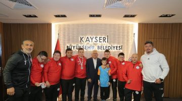 Down Futsal Takımı sporcularından Başkan Büyükkılıç’a sevgi gösterisi