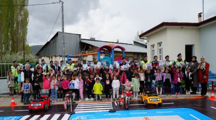 Köy okulu miniklerine trafik eğitimi