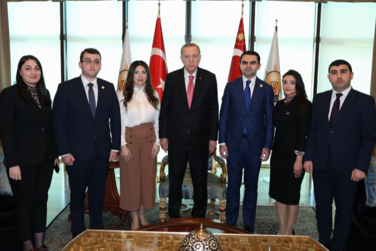 Azerbaycanlı gençlerden Cumhurbaşkanı Erdoğan’a ziyaret