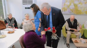 Başkan Şadi Özdemir’den annelere sevindiren ziyaret